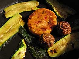 Maisburger mit zwei Kloesschen und Zucchini