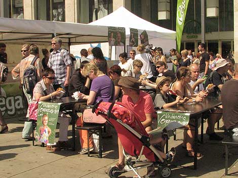 Am Veganz-Stand gab es riesige Soja-Steaks im Mega-Brötchen