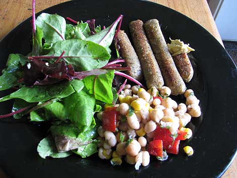 Vegane Bratwurst mit Salaten